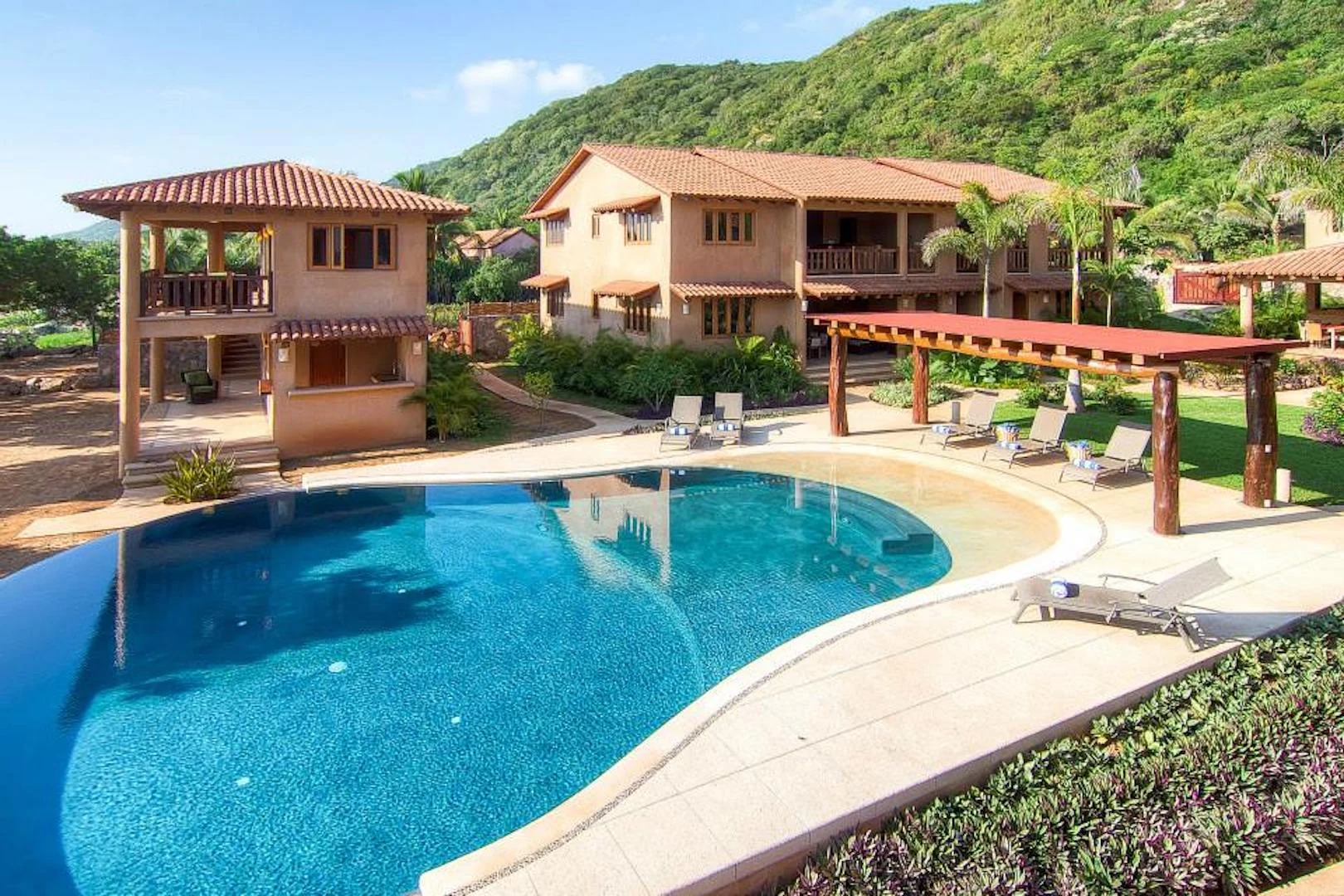 Infinity pool and Villa Alegría in daylight